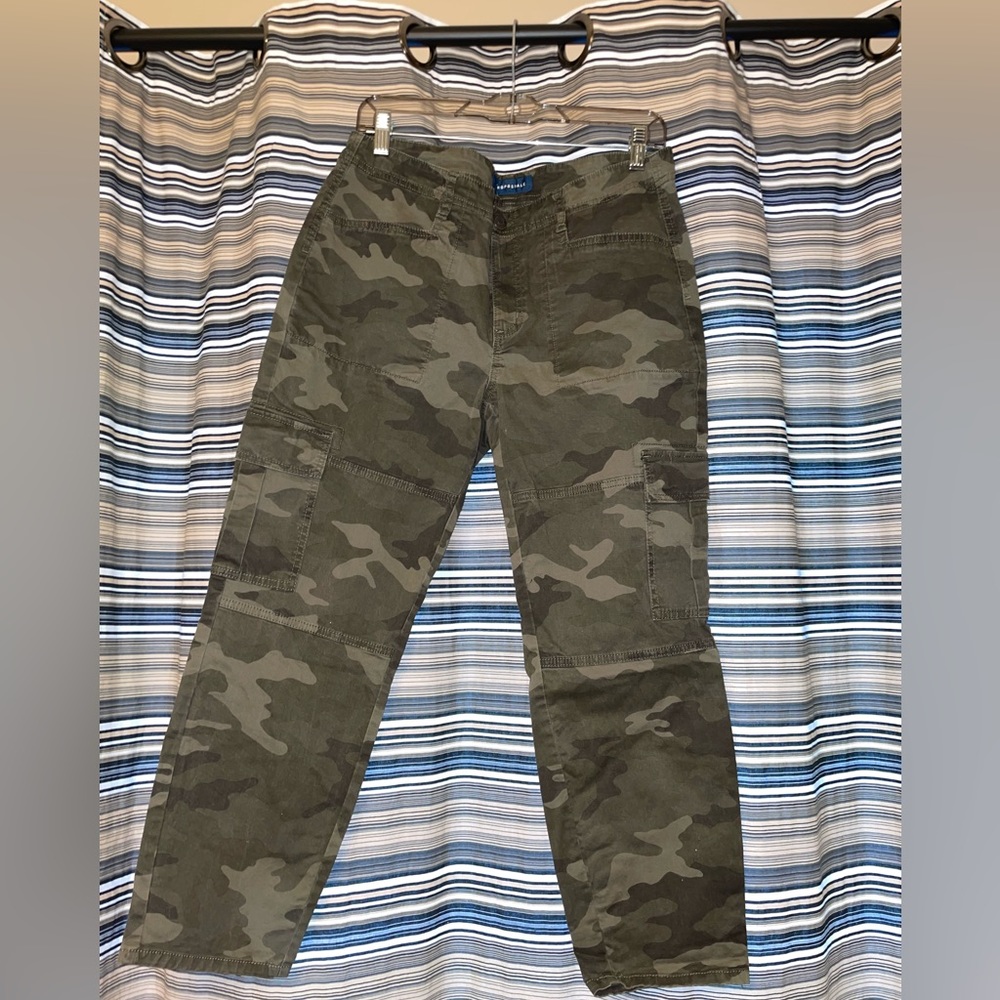 Aeropostale 8 Camouflage Capri